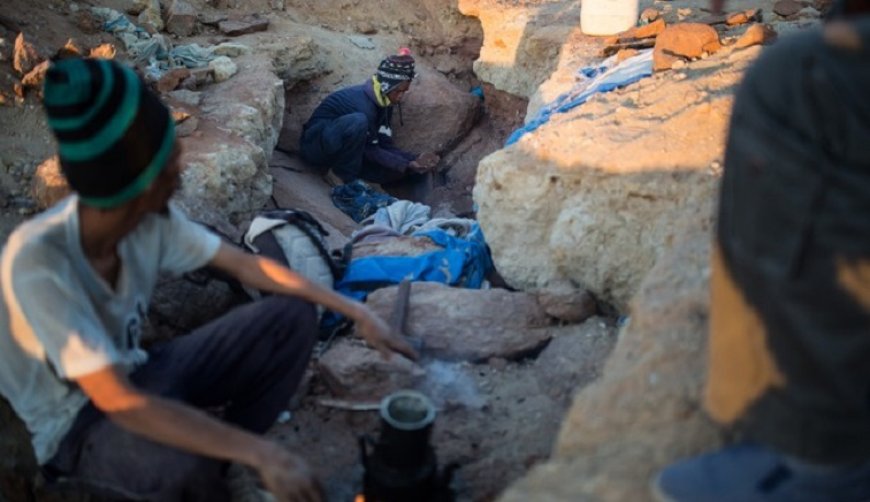 Left to Die? South African Government Refuses Aid to 4,500 Trapped illegal Miners in Stilfontein